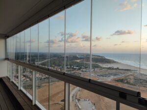 בנייה ירוקה מתחילה בפרטים הקטנים: כיצד מערכות זכוכית תורמות לבית חסכוני ויעיל יותר